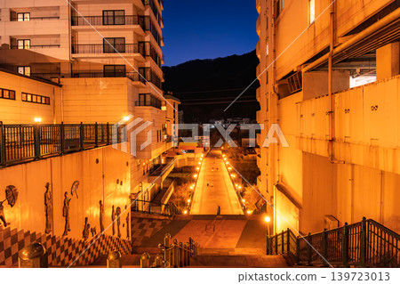 栃木縣日光市：鬼怒川溫泉美麗的藍色燈光，以及芙蕾雅橋的夜景。 139723013