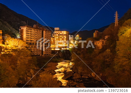 鬼怒川溫泉，日光市，栃木縣：夜晚燈光璀璨的峽谷營造出神奇的氛圍。 139723016