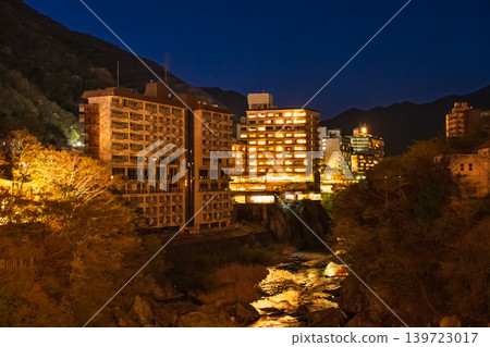 鬼怒川溫泉,日光市,栃木縣:夜晚燈光璀璨的峽谷營造出神奇的氛圍。 鬼怒川溫泉,日光市,栃木縣:夜晚燈光璀璨的峽谷營造出神奇的氛圍。 139723017