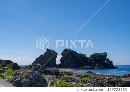 台灣蘭嶼:太平洋沿岸的雙石岩、安山岩和玄武岩火山地形。 台灣蘭嶼:太平洋沿岸的雙石岩、安山岩和玄武岩火山地形。 139723283