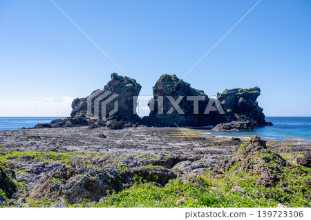 台灣蘭嶼:太平洋沿岸的雙石岩、安山岩和玄武岩火山地形 台灣蘭嶼:太平洋沿岸的雙石岩、安山岩和玄武岩火山地形 139723306