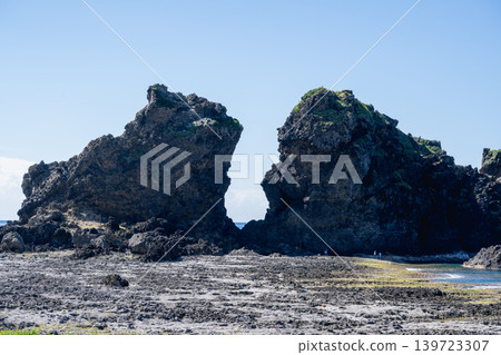 台灣蘭嶼:太平洋沿岸的雙石岩、安山岩和玄武岩火山地形 台灣蘭嶼:太平洋沿岸的雙石岩、安山岩和玄武岩火山地形 139723307