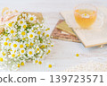 一束洋甘菊和滿天星，一杯花草茶，還有一本外文書。 139723571