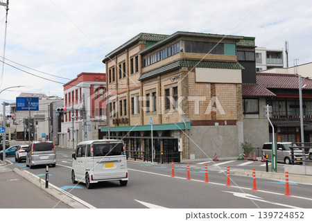 宮城縣石卷市一條街道,街道兩旁是古老的建築。 宮城縣石卷市一條街道,街道兩旁是古老的建築。 139724852