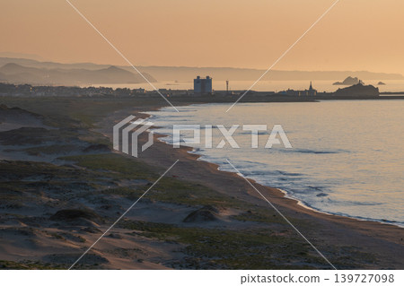 The beautiful Tottori Sand Dunes in Tottori Prefecture, Japan The beautiful Tottori Sand Dunes in Tottori Prefecture, Japan 139727098