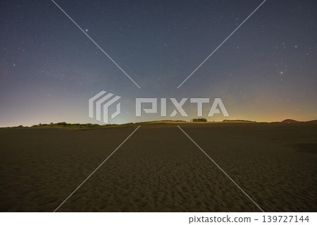 A beautiful starry sky floating above the Tottori Sand Dunes in Tottori Prefecture, Japan. 139727144