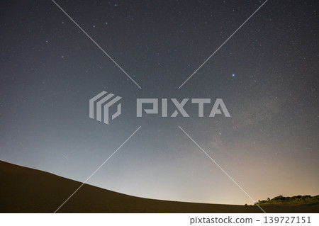 A beautiful starry sky floating above the Tottori Sand Dunes in Tottori Prefecture, Japan. 139727151