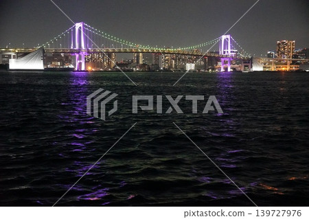The illuminated Rainbow Bridge at night and the surface of Tokyo Bay The illuminated Rainbow Bridge at night and the surface of Tokyo Bay 139727976