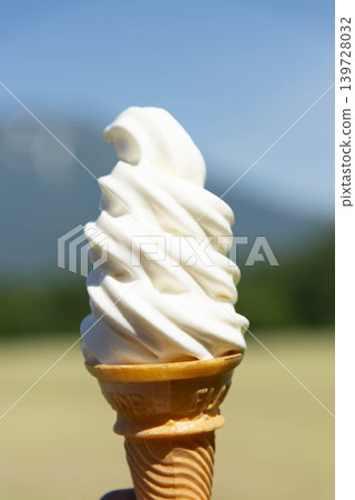 炎炎夏日,藍天下,軟冰淇淋格外誘人,冰涼的冰淇淋令人垂涎欲滴。 炎炎夏日,藍天下,軟冰淇淋格外誘人,冰涼的冰淇淋令人垂涎欲滴。 139728032