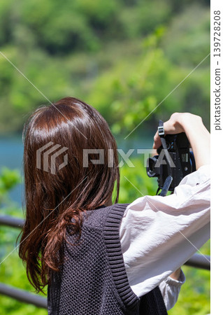 一位女子在八幡湖拍攝初夏景色。 一位女子在八幡湖拍攝初夏景色。 139728208