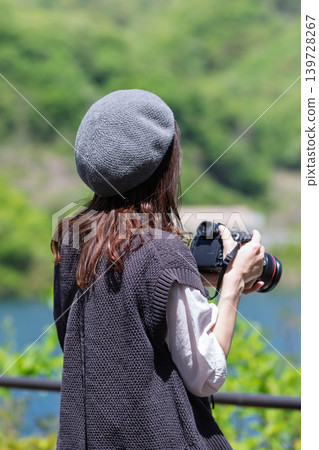 一位女子在八幡湖拍攝初夏景色。 一位女子在八幡湖拍攝初夏景色。 139728267