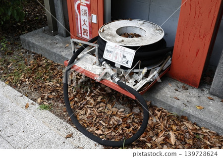 Black hose for a fire hydrant. Nozzle. Instructions for use in Japanese. Outdoor safety device. Black hose for a fire hydrant. Nozzle. Instructions for use in Japanese. Outdoor safety device. 139728624