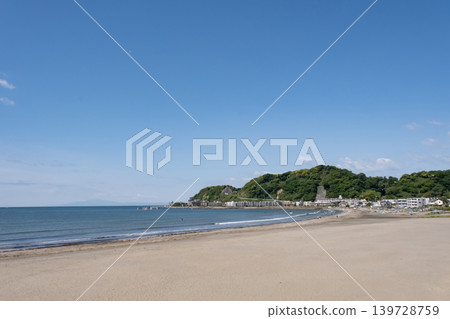 海浪拍打著沙灘-湘南由比濱 海浪拍打著沙灘-湘南由比濱 139728759