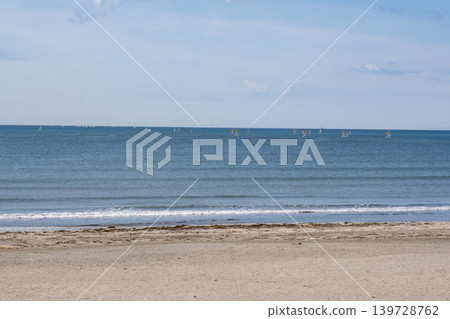 Waves crashing onto the sandy beach - Yuigahama, Shonan Waves crashing onto the sandy beach - Yuigahama, Shonan 139728762