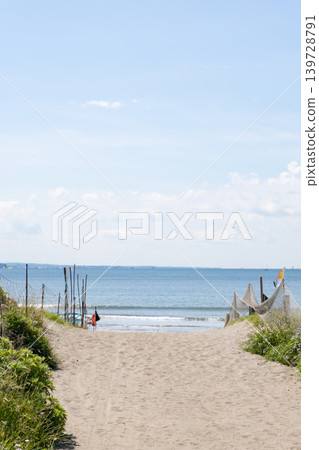 Road leading to the sea 139728791