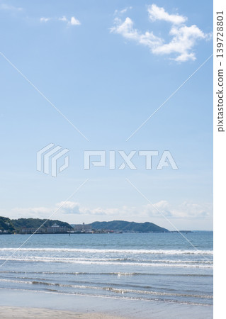 Waves crashing onto the sandy beach - Yuigahama, Shonan Waves crashing onto the sandy beach - Yuigahama, Shonan 139728801