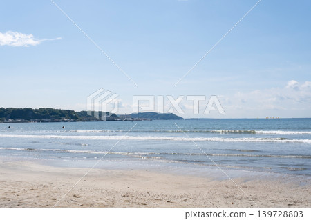 Waves crashing onto the sandy beach - Yuigahama, Shonan 139728803