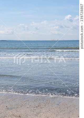 海浪拍打著沙灘-湘南由比濱 海浪拍打著沙灘-湘南由比濱 139728807