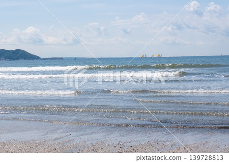 海浪拍打著沙灘-湘南由比濱 海浪拍打著沙灘-湘南由比濱 139728813