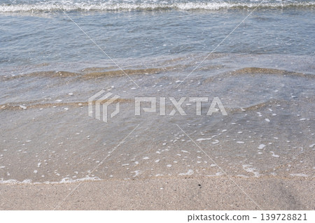 海浪拍打著沙灘-湘南由比濱 海浪拍打著沙灘-湘南由比濱 139728821