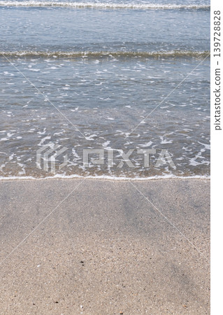 Waves crashing onto the sandy beach - Yuigahama, Shonan Waves crashing onto the sandy beach - Yuigahama, Shonan 139728828
