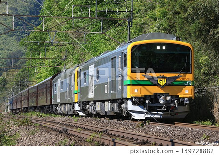 [JR東日本] GV-E197系列+老式客車快速「GV Retro Gunma Minakami」（上越線：上牧 - 後關） 139728882