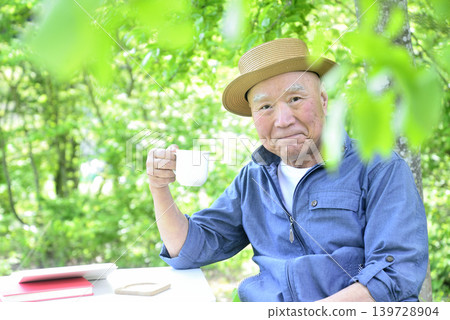 住在鄉村的老人喜歡森林浴。 住在鄉村的老人喜歡森林浴。 139728904