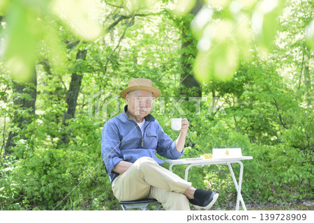 住在鄉村的老人喜歡森林浴。 住在鄉村的老人喜歡森林浴。 139728909