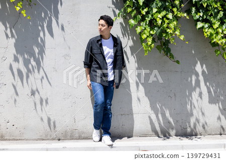 美圖:中年男子戶外散步 美圖:中年男子戶外散步 139729431