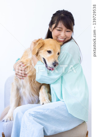 家庭——女子擁抱她的寵物狗 139729538
