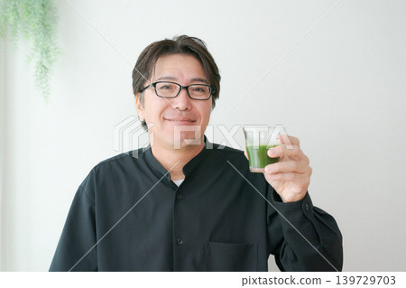喝綠汁的中間男性 喝綠汁的中間男性 139729703