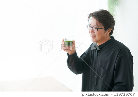 喝綠汁的中間男性 喝綠汁的中間男性 139729707
