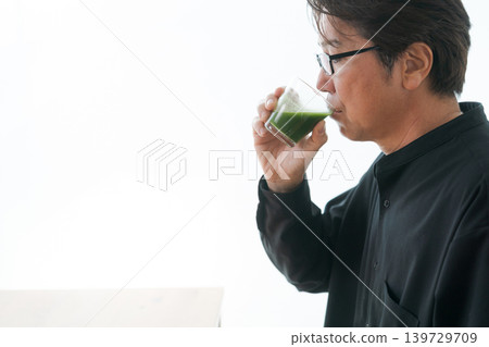 喝綠汁的中間男性 喝綠汁的中間男性 139729709