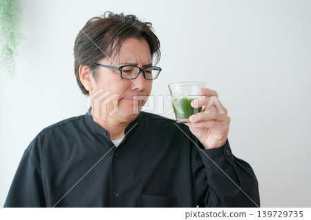 喝綠汁的中間男性 喝綠汁的中間男性 139729735