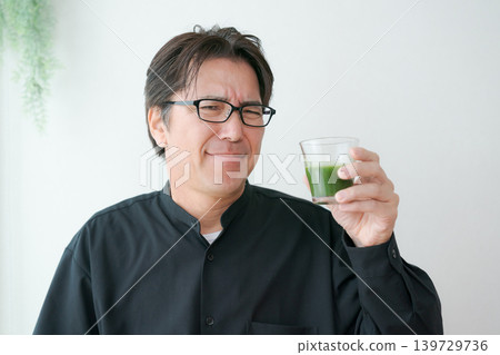 喝綠汁的中間男性 喝綠汁的中間男性 139729736