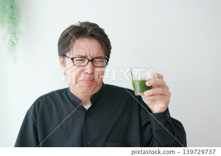 喝綠汁的中間男性 喝綠汁的中間男性 139729737