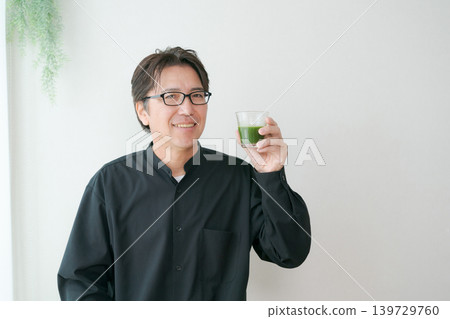 喝綠汁的中間男性 喝綠汁的中間男性 139729760