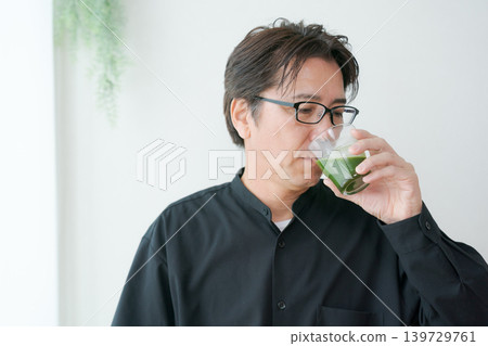 喝綠汁的中間男性 喝綠汁的中間男性 139729761
