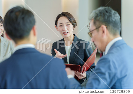 商務人士在辦公室開會和討論 139729809
