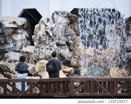 A couple on a date at a tourist spot 139729877