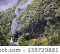 C57型雙機牽引的蒸氣機車正駛過山口線的一處山口。 139729881