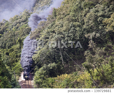 C57 double-headed locomotives crossing a mountain pass on the Yamaguchi Line C57 double-headed locomotives crossing a mountain pass on the Yamaguchi Line 139729881