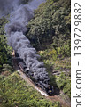 C57型雙機牽引的蒸氣機車正駛過山口線的一處山口。 139729882