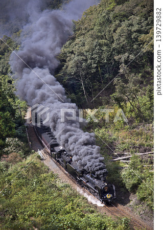 C57型雙機牽引的蒸氣機車正駛過山口線的一處山口。 C57型雙機牽引的蒸氣機車正駛過山口線的一處山口。 139729882