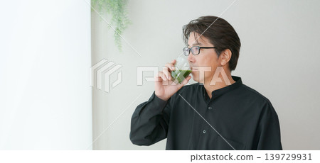 中年男子喝綠色果汁（布條） 139729931