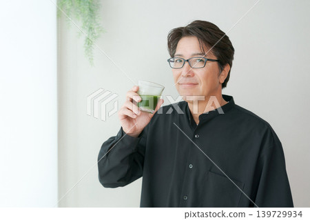 喝綠汁的中間男性 喝綠汁的中間男性 139729934