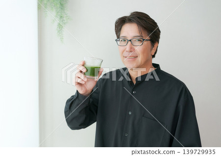 喝綠汁的中間男性 喝綠汁的中間男性 139729935
