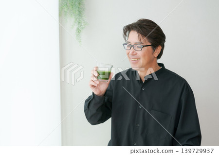 喝綠汁的中間男性 喝綠汁的中間男性 139729937