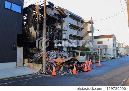 After a fire at a hoarder's house, a massive amount of garbage overflowing onto the road (Nagoya City, Aichi Prefecture) 139729990