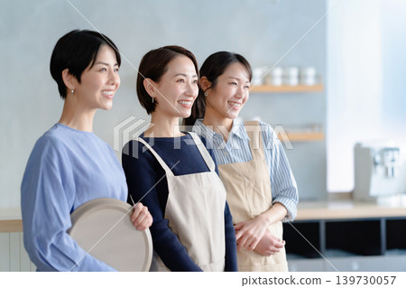 一個女人在一家咖啡館工作 139730057